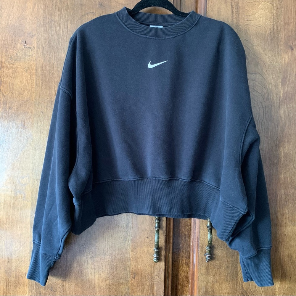 Nike Women's Black Cropped Crewneck Sweatshirt